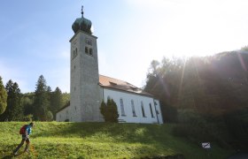 Wallfahrtskirche Maria Schnee mit Wanderer im Vordergrund.