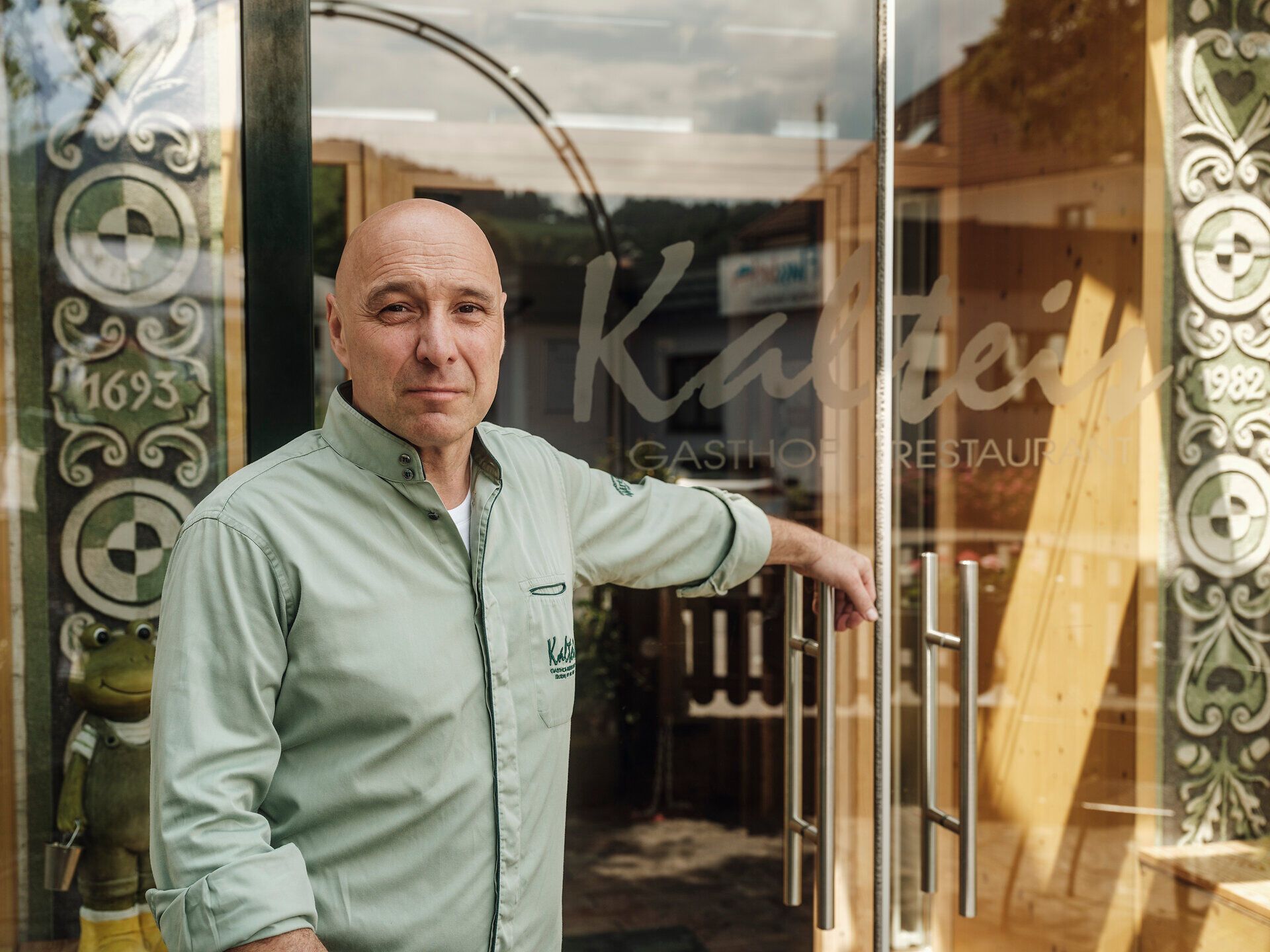 Vor dem Gasthof Kalteis strahlt die Sonne auf die malerische Umgebung. Die einladende Atmosphäre und die herzliche Gastfreundschaft versprechen unvergessliche kulinarische Erlebnisse im Mostviertel. Hier können Besucher die Schönheit der Natur und die Köstlichkeiten der Region in vollen Zügen genießen.