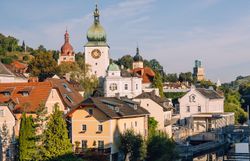 Blick auf die Altstadt von Waidhofen an der Ybbs mit Stadtturm, historischen Gebäuden und Spiegelung in der Ybbs.