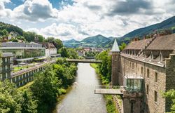 Umgeben von üppigem Grün und sanften Hügeln strahlen das Schloss Rothschild und das Hotel "Schloss an der Eisenstraße" eine majestätische Ruhe aus. Der Fluss schlängelt sich malerisch durch die Landschaft und lädt zu erholsamen Spaziergängen ein. Hier vereinen sich Geschichte und Natur zu einem unvergesslichen Erlebnis.
