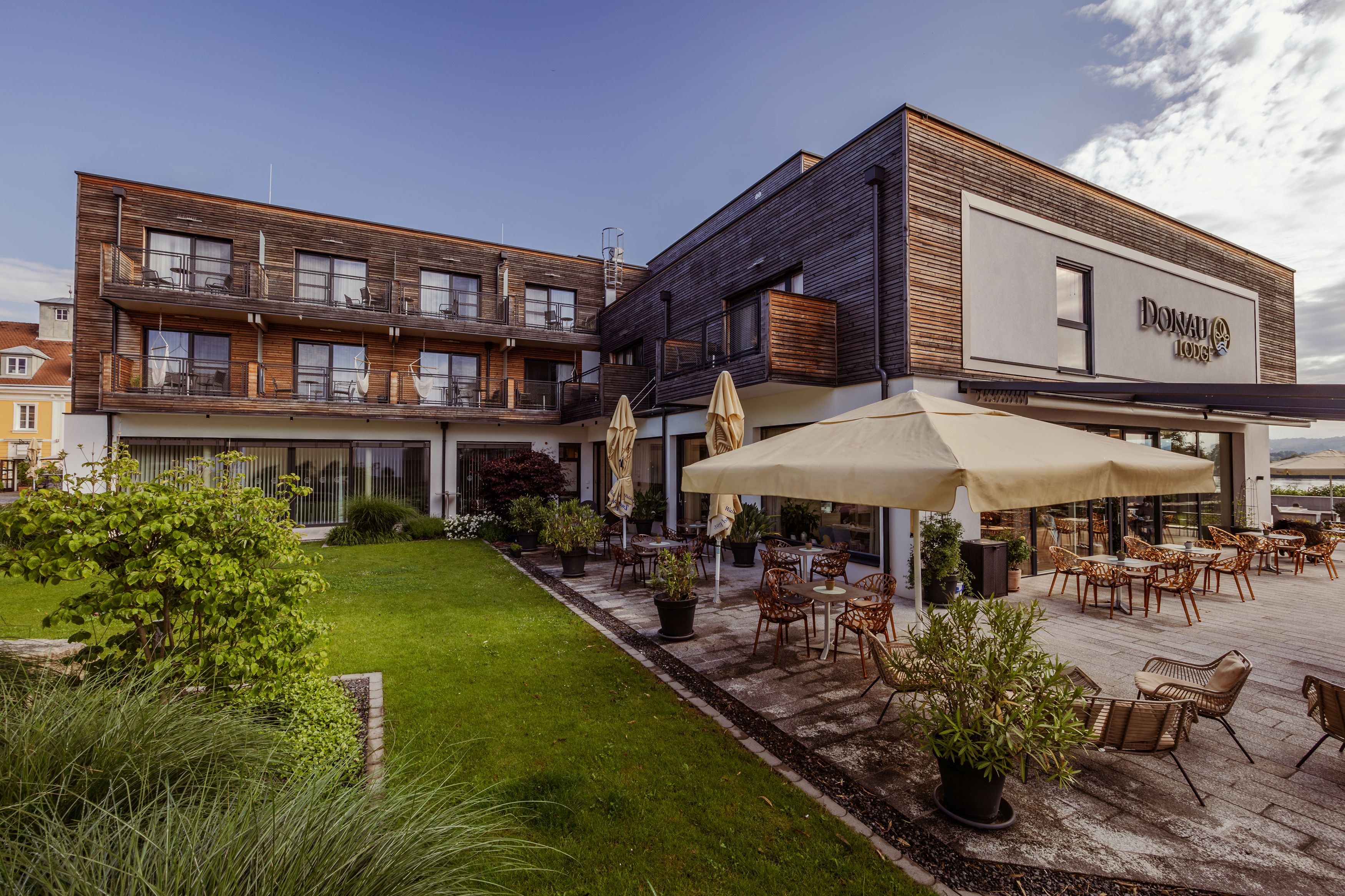 Außenansicht der Donau Lodge Ybbs mit Terrasse und Garten.
