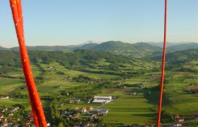 Landschaft im Mostviertel aus einem Heißluftballon mit roten Seilen im Vordergrund.
