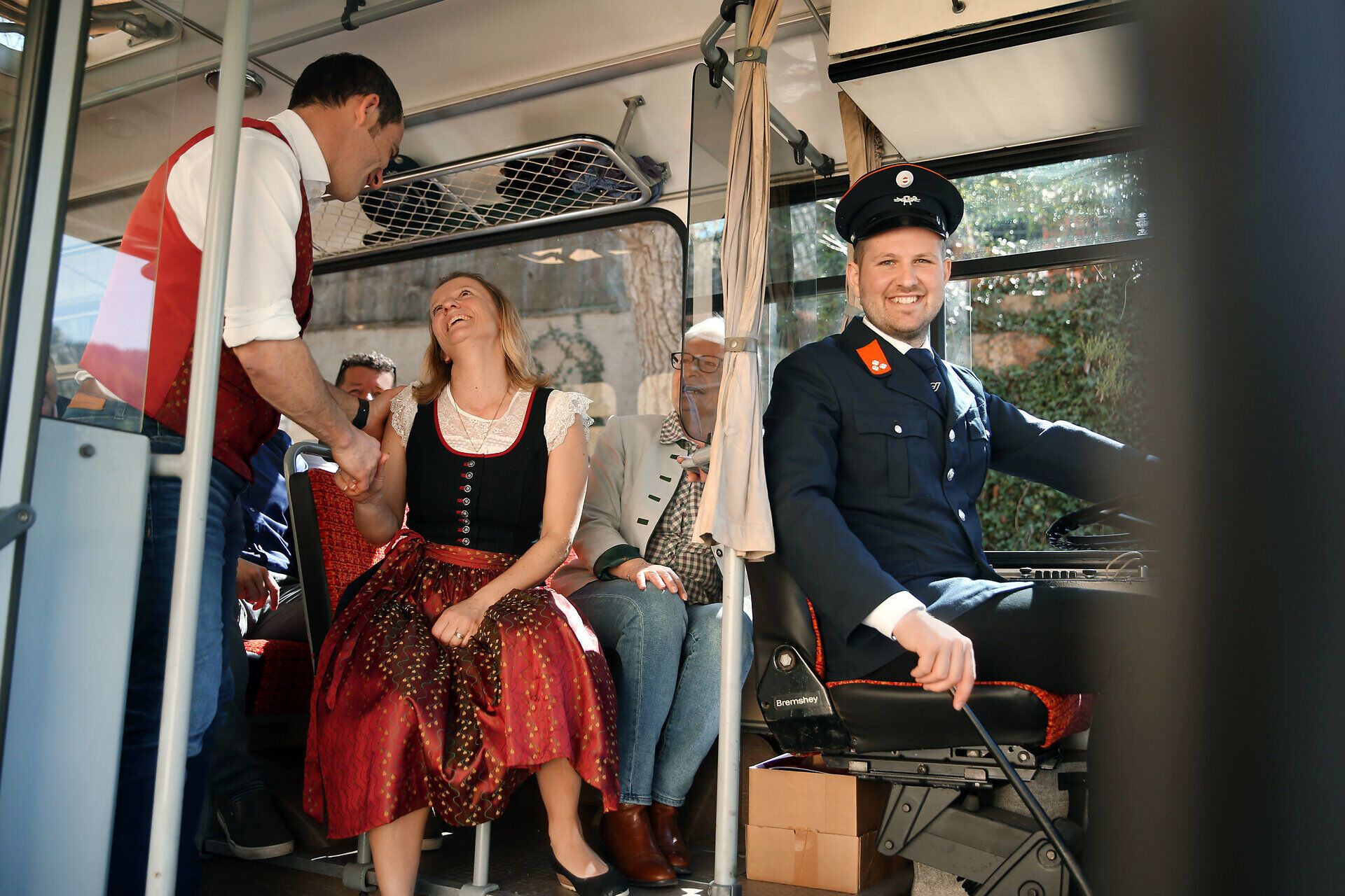 In einem charmanten Retrobus genießen die Fahrgäste die blühende Birnbaumlandschaft entlang der Moststraße. Die fröhliche Atmosphäre und die herzliche Gastfreundschaft des Busfahrers laden dazu ein, die Schönheit der Region zu entdecken und unvergessliche Erinnerungen zu sammeln.