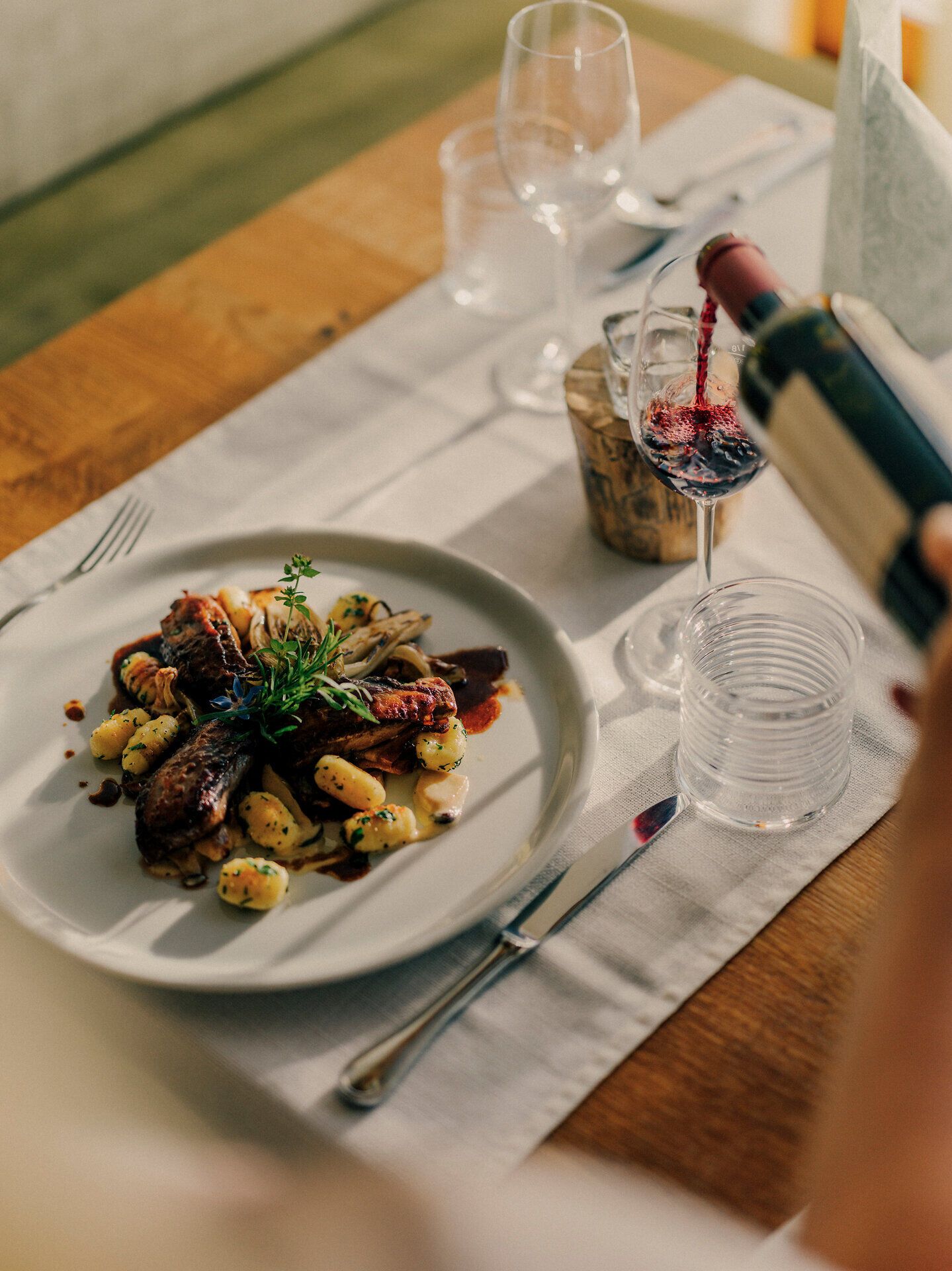 Genießen Sie ein köstliches Gericht, das die Aromen der Region vereint. Zarte Hirschmedaillons, umgeben von cremigen Austernseitlingen und Kräutergnocchi, laden zu einem unvergesslichen kulinarischen Erlebnis ein. Der frisch sautierte Chicoree verleiht dem Teller eine harmonische Note und macht den Besuch im Landgasthaus Stadler zu einem Fest für die Sinne.