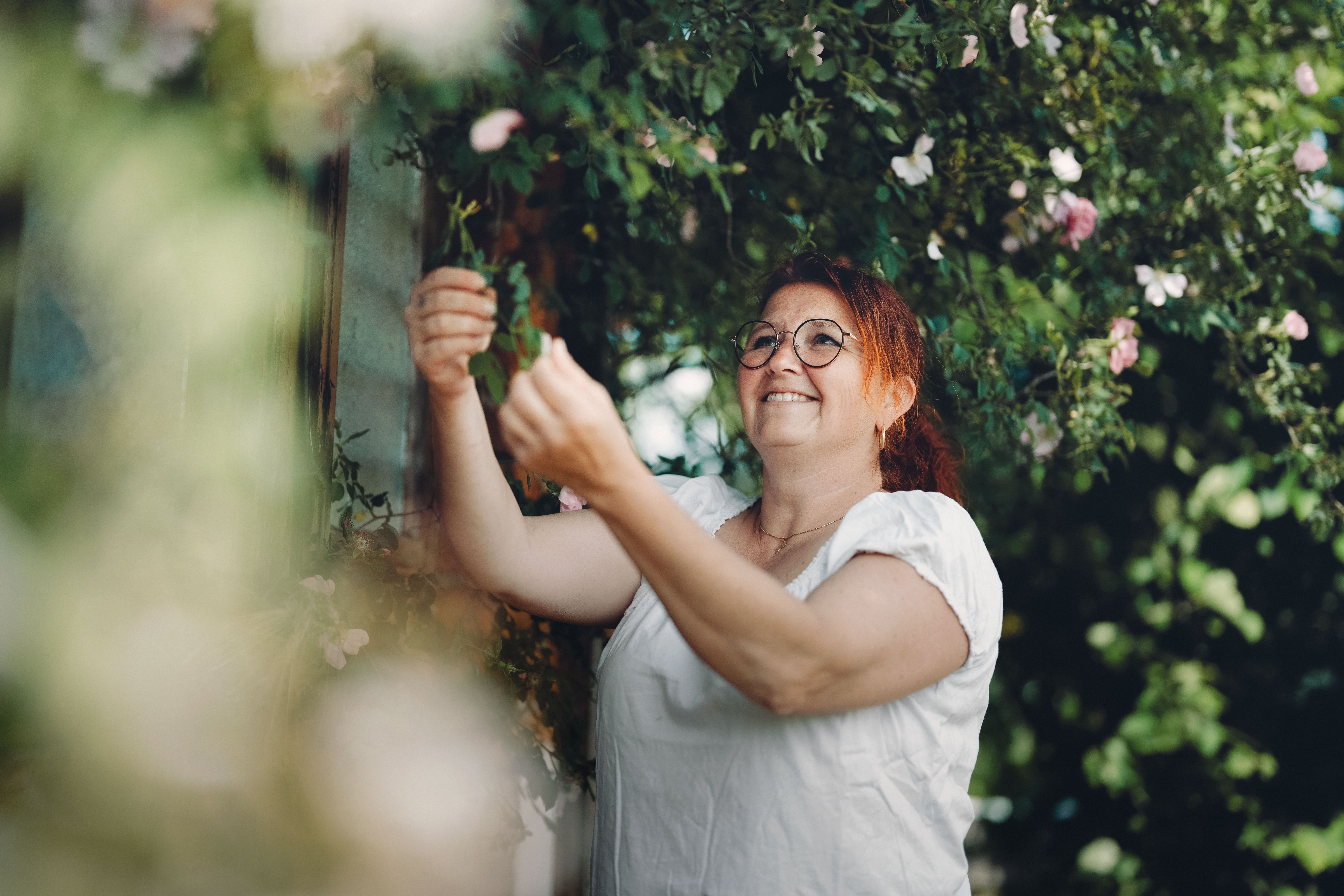 Wildkräuterexpertin Sigrid Hagen besichtigt ihren Kräutergarten.