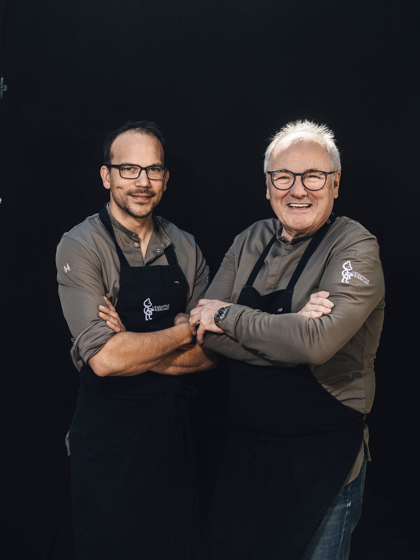 Zwei leidenschaftliche Köche stehen in einem stimmungsvollen Ambiente, umgeben von der kulinarischen Vielfalt des Mostviertels. Ihre Freude am Kochen und die Liebe zu regionalen Zutaten spiegeln sich in ihren strahlenden Gesichtern wider. Hier wird die Tradition des Kochens mit modernem Flair vereint, was jeden Besuch zu einem unvergesslichen Erlebnis macht.