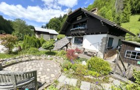 Garten mit Steinelementen, Beeten und Sitzplatz, © Haus Anton