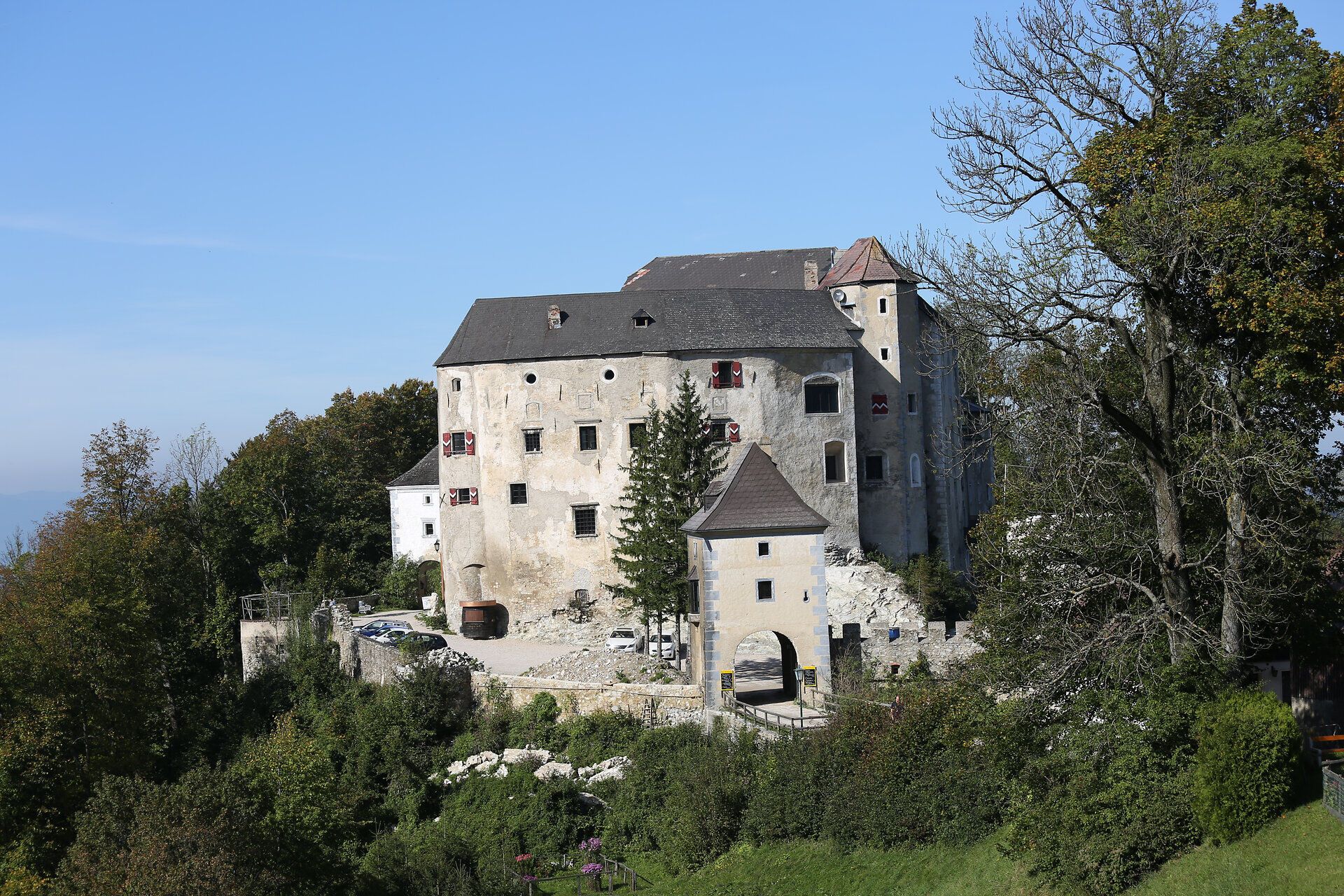 Die majestätische Burg Plankenstein thront stolz über der malerischen Landschaft des Melker Alpenvorlands. Umgeben von üppigem Grün und sanften Hügeln, lädt dieser historische Ort dazu ein, in die faszinierende Geschichte einzutauchen und die atemberaubenden Ausblicke zu genießen.