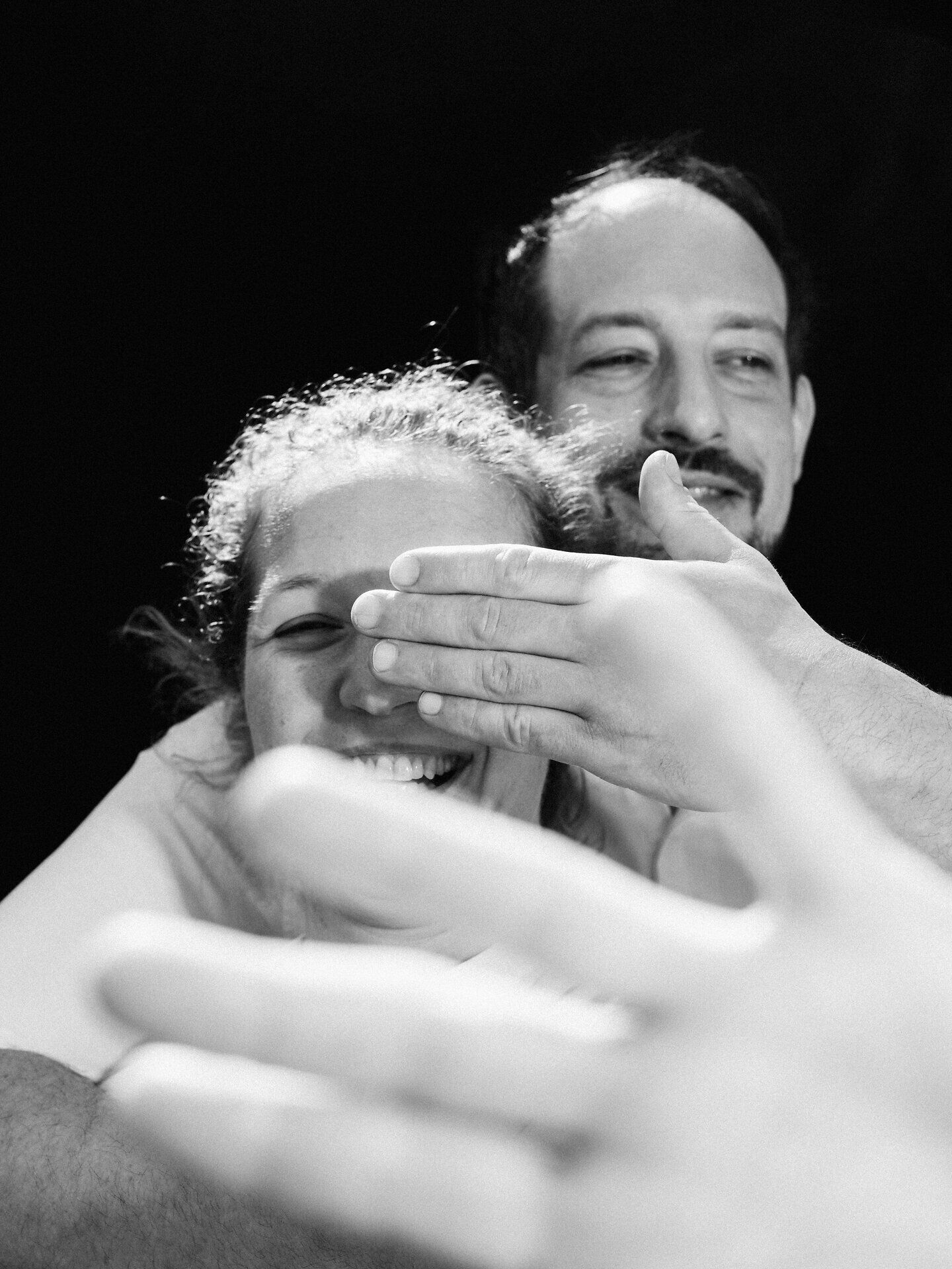 Ein fröhliches Paar genießt einen unbeschwerten Moment voller Lachen und Freude. Die Nähe und das Lächeln spiegeln die herzliche Atmosphäre der kulinarischen Erlebnisse in der Region wider. Hier, wo die Natur und die Gastfreundschaft Hand in Hand gehen, wird jeder Augenblick zum Genuss.