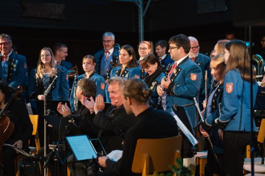 Musikverein Hohenberg mit K&uuml;nstlern, &copy; Diana Bachler