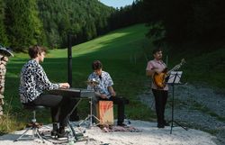 Begrüßung und Auftakt von FOEN3 bei den Gipfelklängen.
Das Ensemble eröffnet den Konzerttag mit mehrstimmigem Gesang und instrumentalen Klängen inmitten der Natur.
