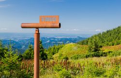 Ein atemberaubendes Panorama erstreckt sich über die sanften Hügel und dichten Wälder, während die klare Luft des Bergs erfrischt. Das Fernrohr lädt dazu ein, die Schönheit der Natur zu erkunden und die faszinierenden Ausblicke zu genießen. Hier, wo der Sommer in den Bergen seine volle Pracht entfaltet, wird jeder Schritt zu einem unvergesslichen Erlebnis.
