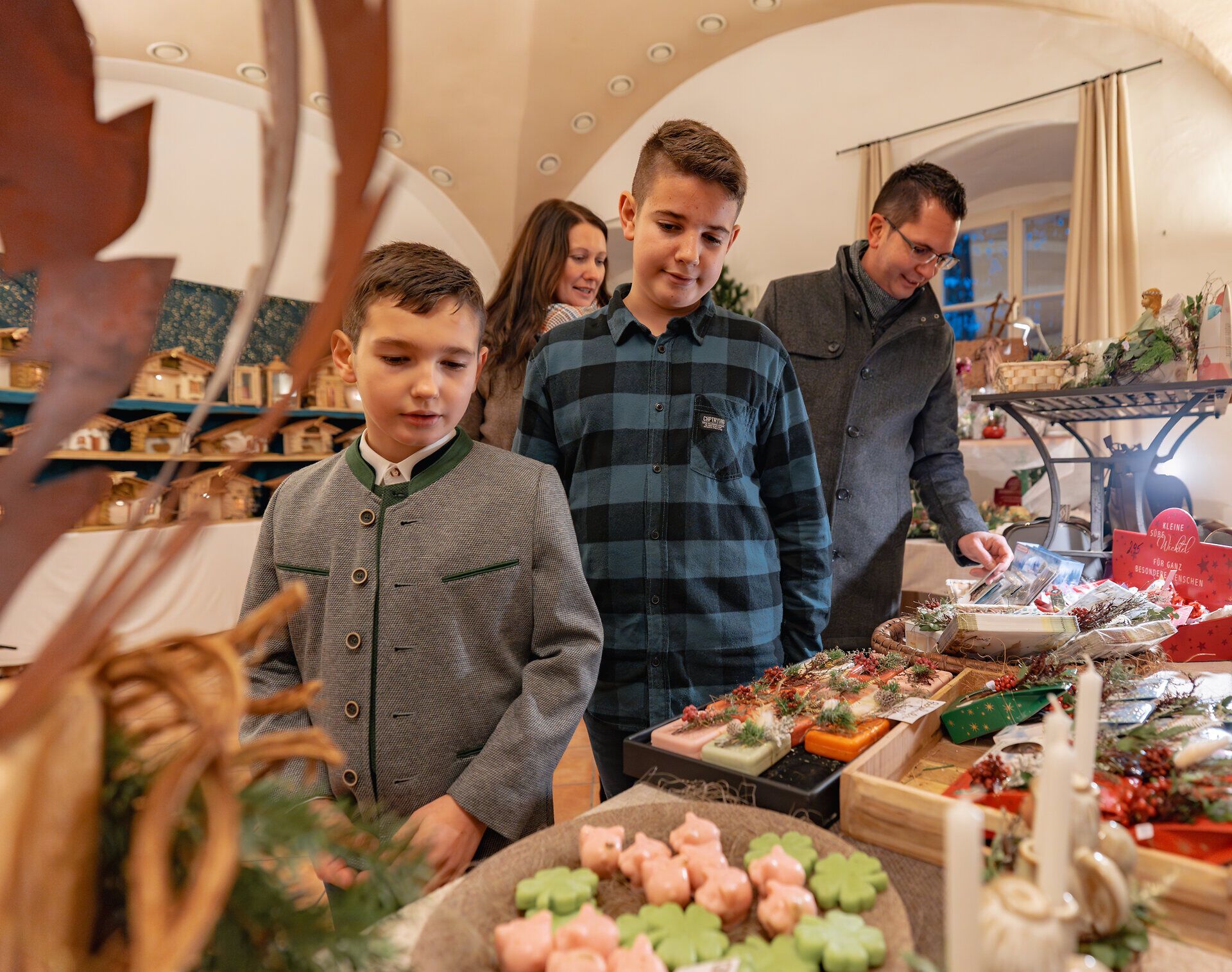 Familie bewundert das vielfältige Angebot auf den Markständen. 