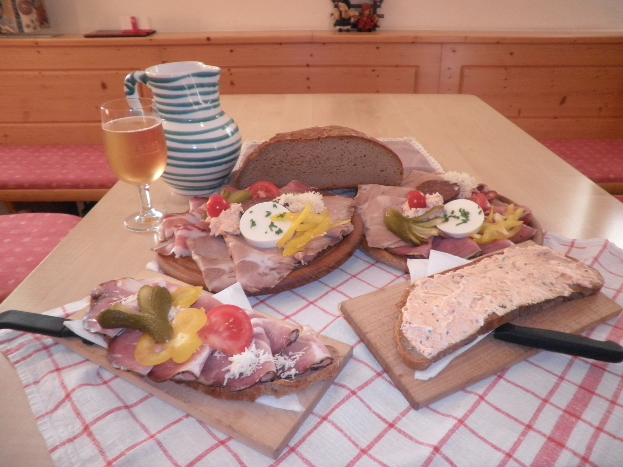 Traditionelle österreichische Jause mit Brot, Aufschnitt und Getränk.