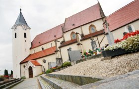 Stiftskirche Ardagger mit Friedhof im Vordergrund.