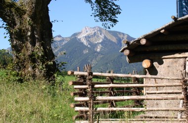 Rindenhütte mit Blick auf die Voralpen, © Archiv Naturpark Eisenwurzen