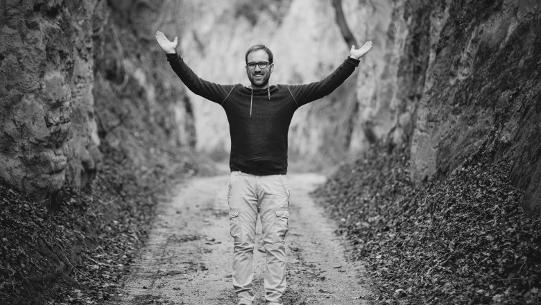 schwarz weiss Bild vom Inhaber in einem Hohlweg