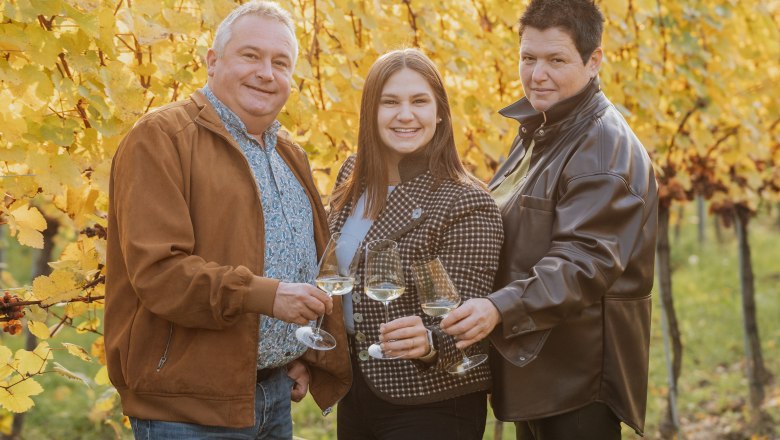 TDR-Winery Haimel-c-Cornelia Wurst, © Cornelia Wurst Three people clink glasses in an autumnal vineyard.