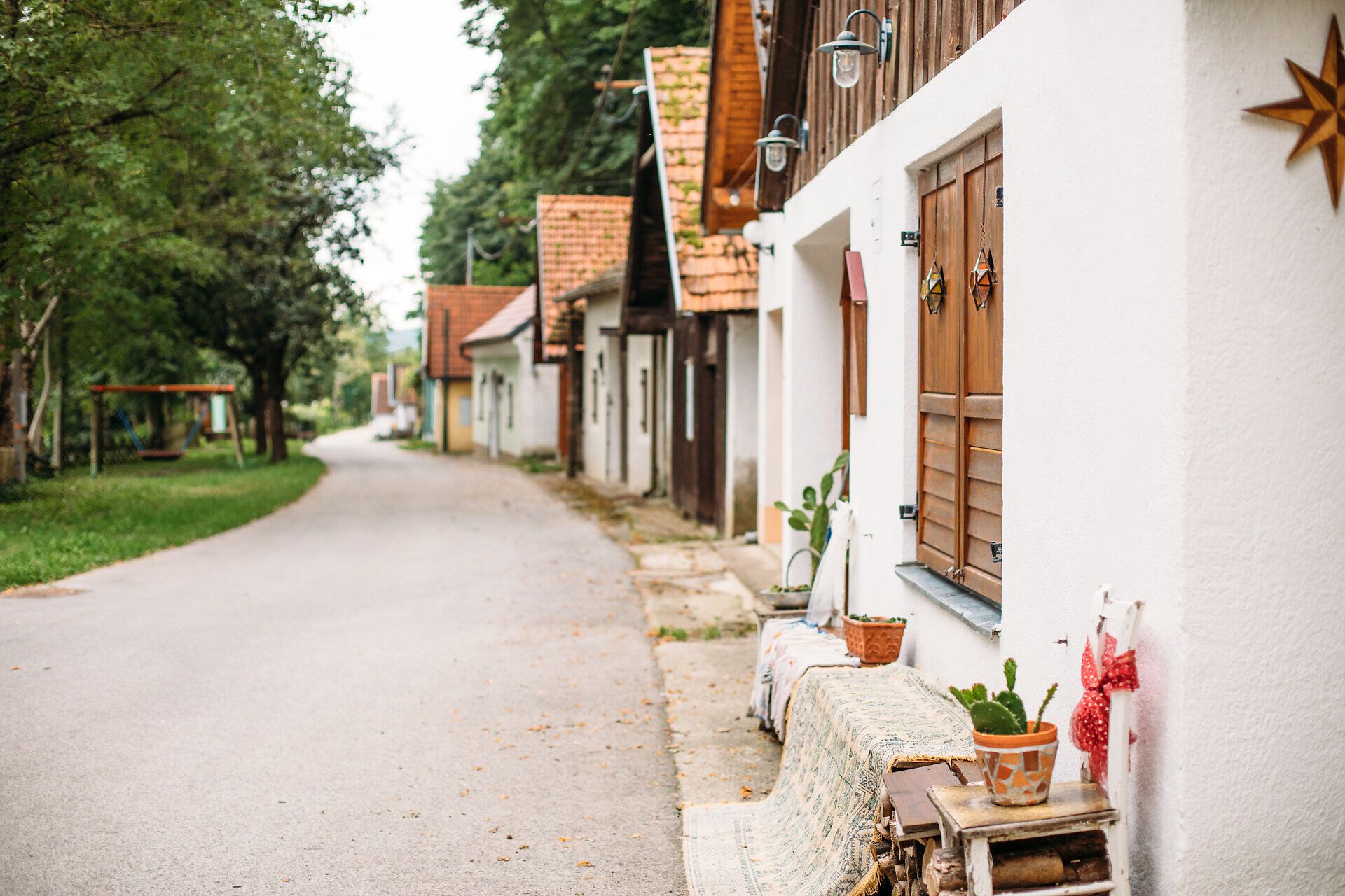 Die charmante Kellergasse lädt mit ihren malerischen, weißen Häuschen und blühenden Pflanzen zum Verweilen ein. Hier, umgeben von der sanften Hügellandschaft des Mostviertels, spürt man die Ruhe und den Zauber der Natur. Ein perfekter Ort, um die Seele baumeln zu lassen und die Schönheit der Umgebung zu genießen.