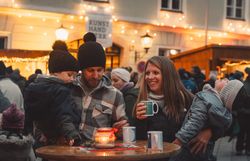 Familie genießt gemütlliche Adventmarktstimmung in Scheibbs.