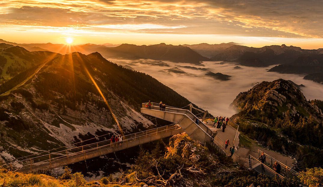 Ein atemberaubender Sonnenuntergang taucht die majestätischen Berge in warmes Licht, während die Wolken sanft über die Täler gleiten. Die frische Bergluft und die Stille der Natur laden dazu ein, den Moment in vollen Zügen zu genießen. Hier, wo die Schönheit der Alpen auf die Seele wirkt, wird jeder Augenblick zu einem unvergesslichen Erlebnis.