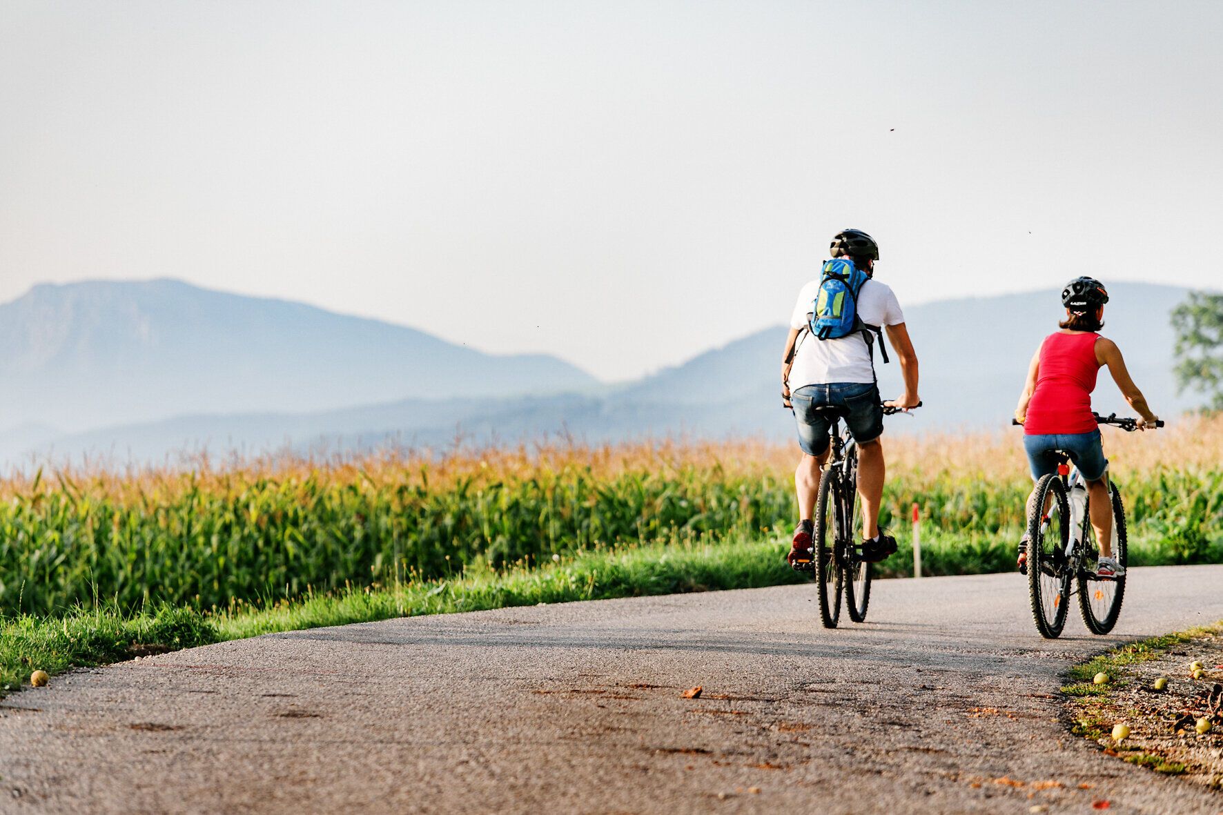 Ein Paar genießt die frische Bergluft, während sie auf dem malerischen Erlauftalradweg radeln. Umgeben von sanften Hügeln und üppigen Feldern, strahlt die Landschaft eine friedliche Atmosphäre aus, die zum Verweilen einlädt.