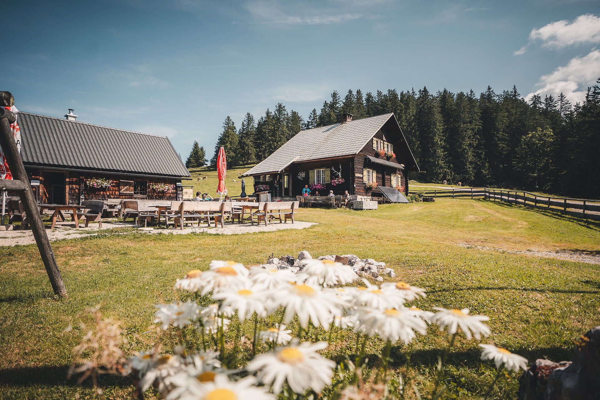 Terrasse der Kitzhütte im Gebiet Eisenstraße im Mostviertel.