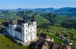 Die Basilika Sonntagberg thront majestätisch über der blühenden Landschaft, umgeben von sanften Hügeln und blühenden Birnbäumen. Im Frühling erstrahlt die Umgebung in einem Meer aus Farben, während die frische Luft die Sinne belebt und zu Erkundungen einlädt.