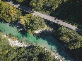 Zwei Radfahrer am Ybbstalradweg neben dem Fluss