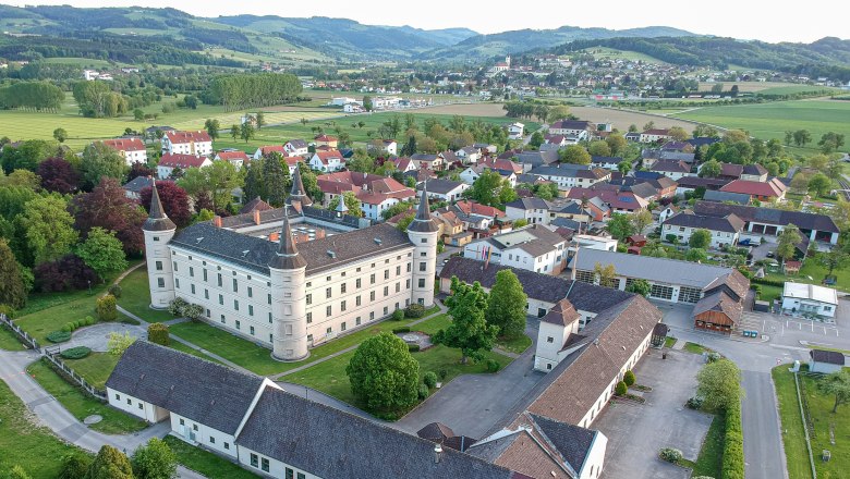 Aerial view of Wolfpassing Castle with a view of Steinakirchen, © Lukas Hürner