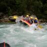 Gruppe von Menschen beim Rafting auf einem wilden Fluss.