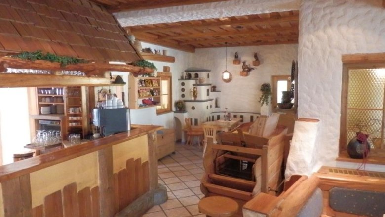 Gemütliche Gaststube mit Holzmöbeln und rustikalem Dekor.