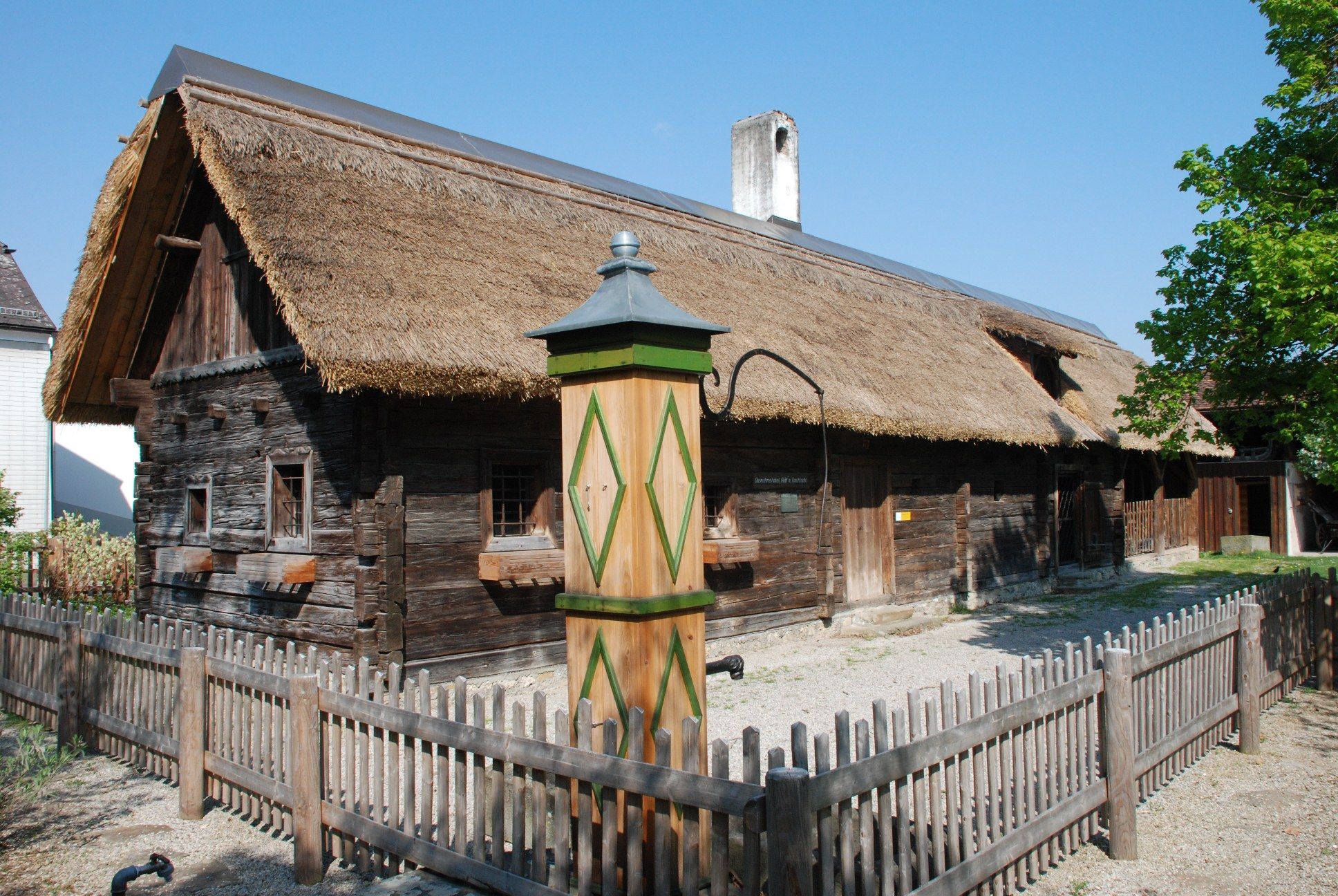 Traditionelles Holzhaus mit Strohdach im Freilichtmuseum Haag.