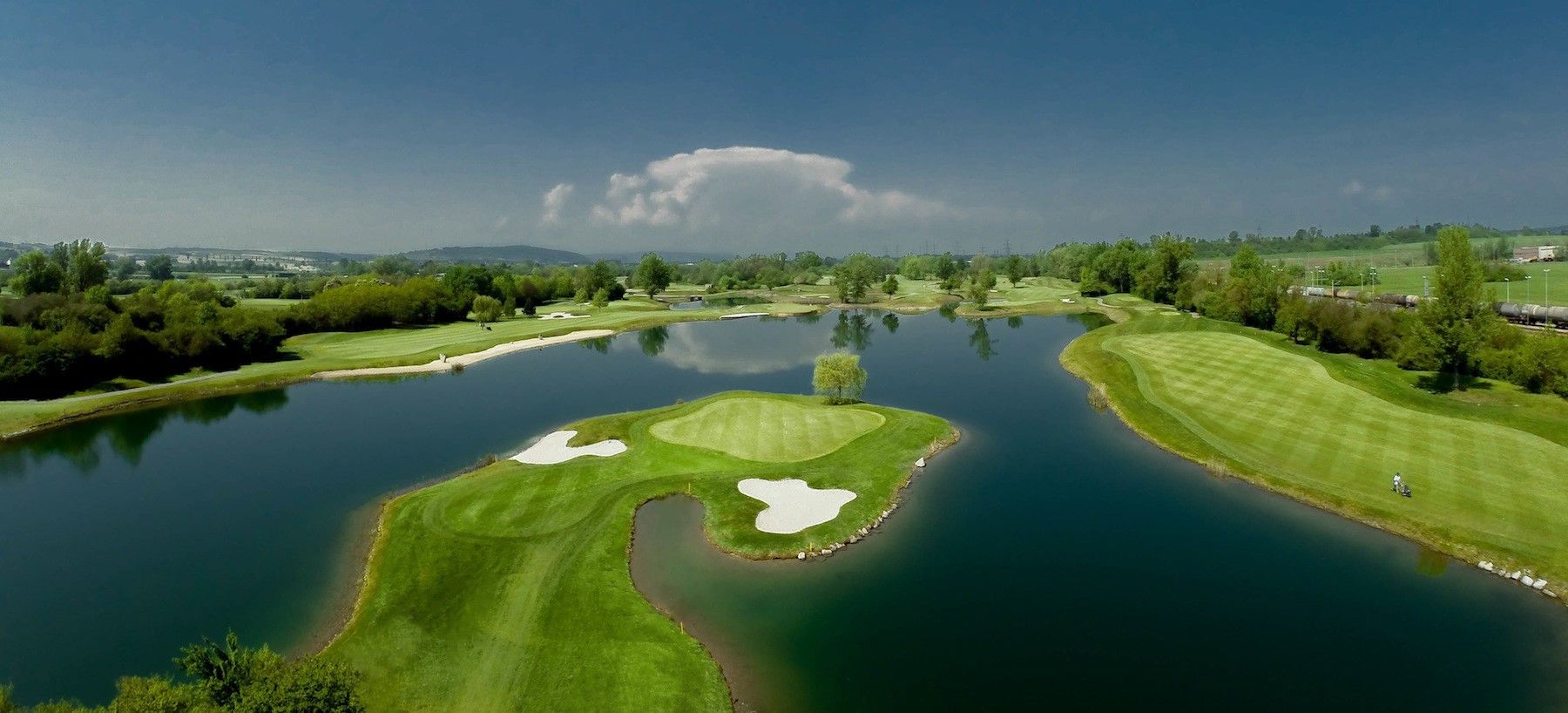Ausblick auf den Golfplatz mit weitläufigen See.