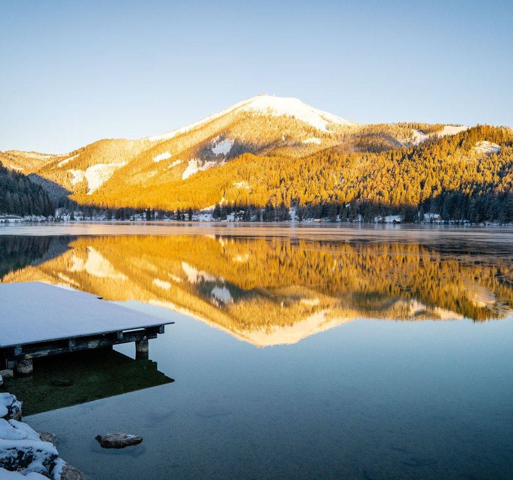 Am winterlichen Erlaufsee, mit Blick auf die Gemeindealpe Mitterbach