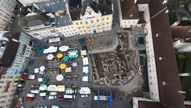 Luftaufnahme des Domplatzes im Jahr 2012 mit archäologischer Ausgrabung, © Stadtmuseum St. Pölten