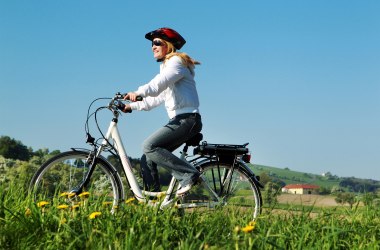 Explore the countryside on an e-bike, © weinfranz.at