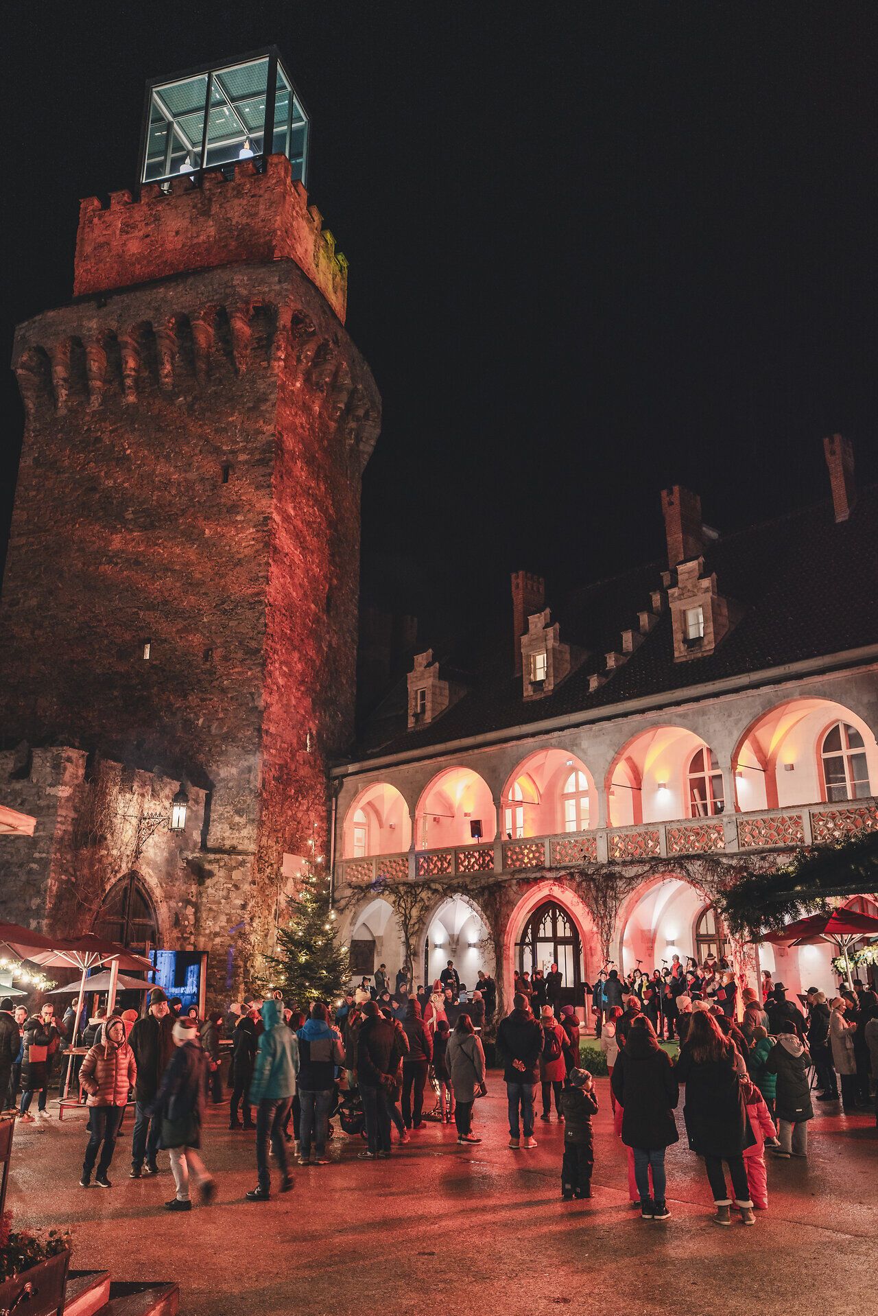 Adventmarkt der Flammenden Weihnacht in Waidhofen an der Ybbs bei Nacht.