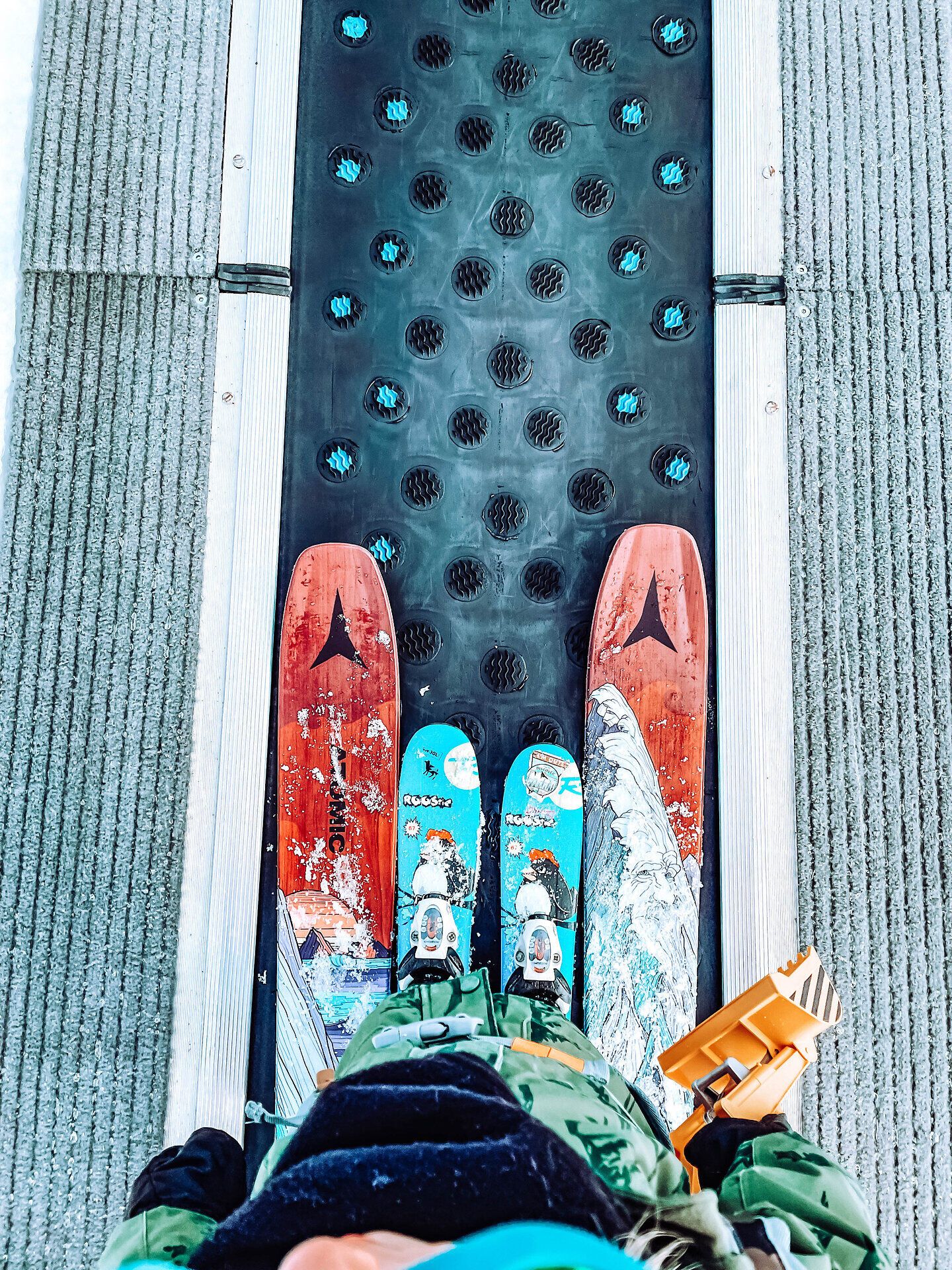 Die frische Bergluft erfüllt die Sinne, während die Skier bereit sind, die schneebedeckten Pisten hinunterzufahren. Umgeben von majestätischen Bergen und glitzerndem Schnee, ist dies der perfekte Ort für Wintersportliebhaber, die das Abenteuer suchen.