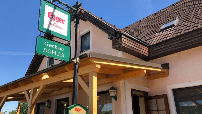Gasthaus Doppler mit Egger-Brauerei-Schild und Holzdach.