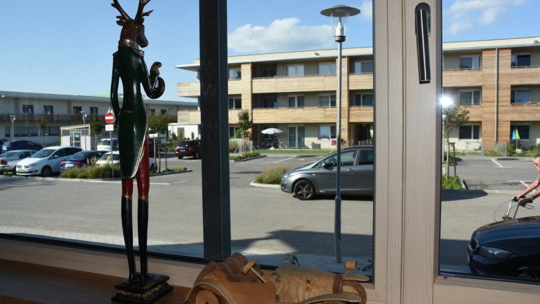 Blick von innen auf den gro&szlig;en asphaltierten Parkplatz.