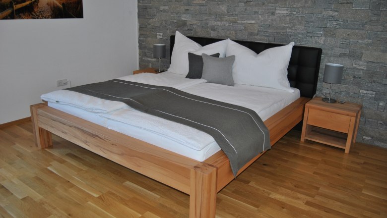 Schlafzimmer mit Doppelbett Ferienwohnung Panoramablick, © Fürst