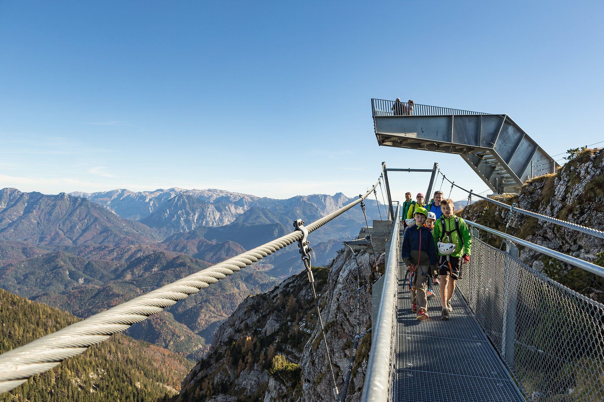Die atemberaubende Aussicht von den neuen Klettersteigen am Hochkar lässt das Herz eines jeden Abenteurers höher schlagen. Umgeben von majestätischen Bergen und tiefen Tälern, bietet dieser Ort die perfekte Kulisse für unvergessliche Erlebnisse in der Natur. Hier verschmelzen Abenteuer und atemberaubende Landschaften zu einem unvergesslichen Erlebnis.