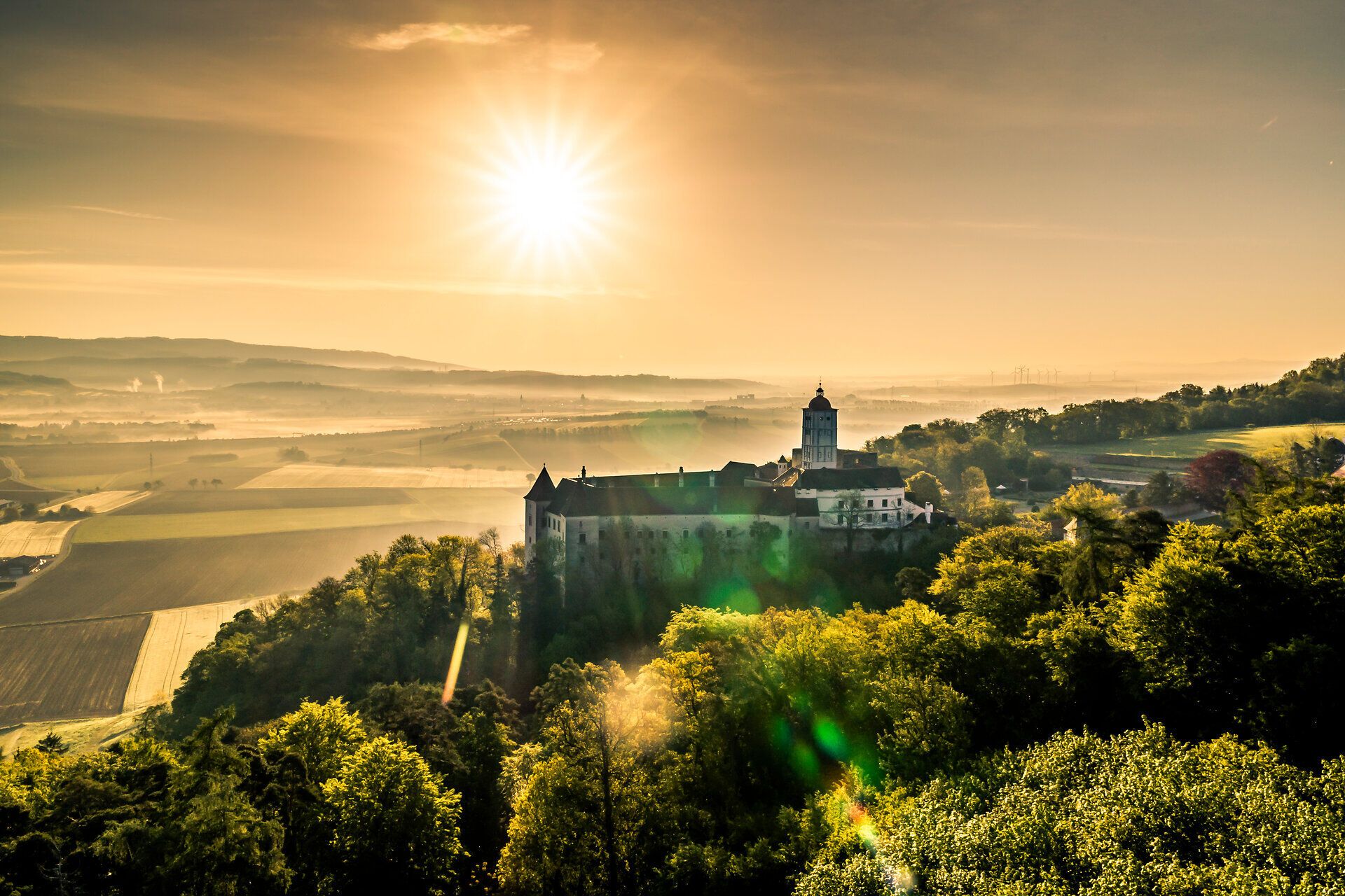 Die sanften Hügel des Mostviertels erstrahlen im warmen Licht des Frühlings, während die historische Schallaburg majestätisch in der Landschaft thront. Umgeben von blühenden Bäumen und saftigem Grün lädt dieser Ort dazu ein, die Schönheit der Natur zu genießen und die Seele baumeln zu lassen.