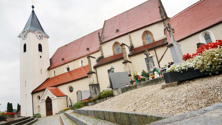 Ardagger collegiate church with cemetery in the foreground.