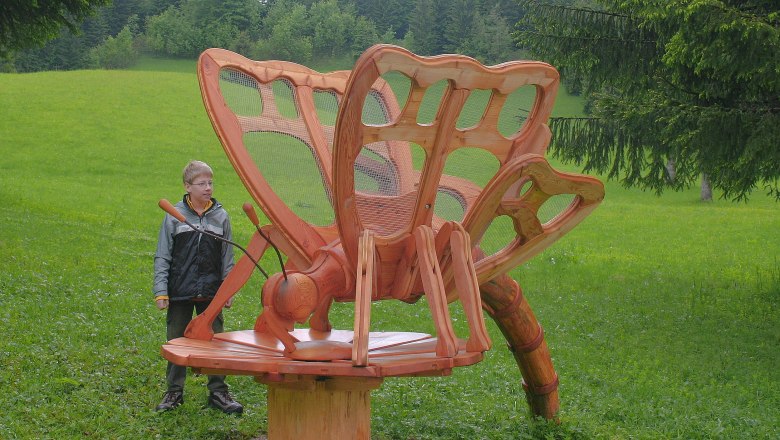 Ein großer Holz-Schmetterling bringt die Kleinen zum Staunen, © zVg Tourismusverein Göstlinger Alpen