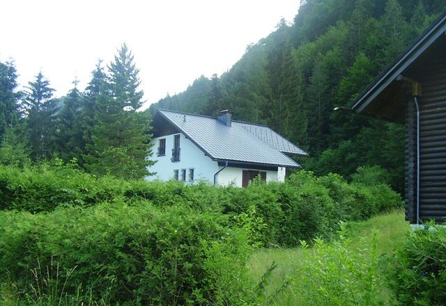 Eingebettet in Wald und Wiesen: das Haus Hager, © zVg