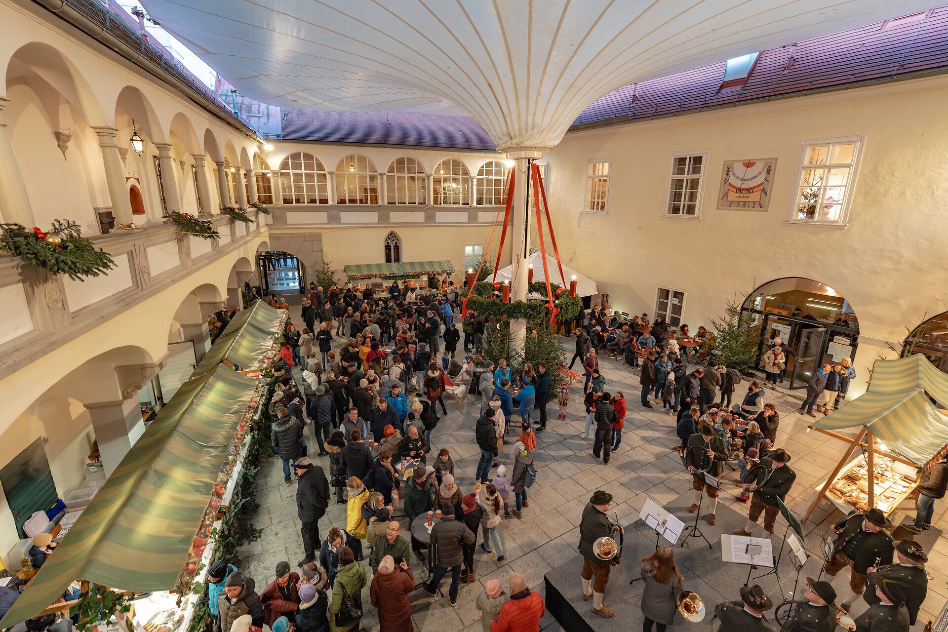 Blick in den gut besuchten Innenhof des Schlosses. 