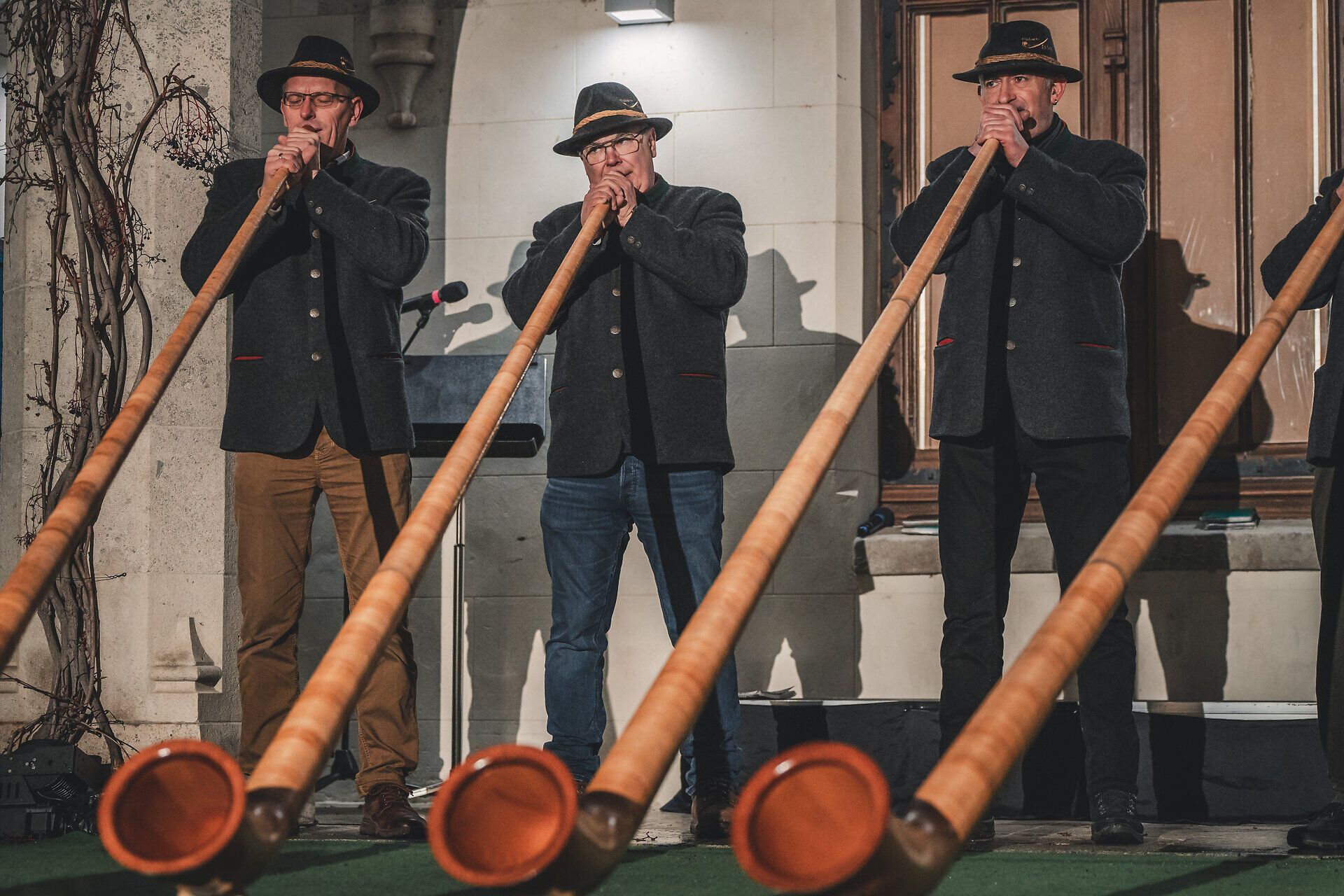 Musikalische Darbietung mit Alphörnern auf dem Adventmarkt.