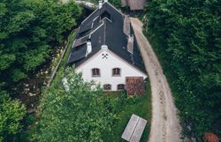 Umgeben von üppigem Grün und dem sanften Plätschern des Wassers, strahlt die Schmiede am Wasser eine einladende Atmosphäre aus. Hier können Besucher die Kunst des traditionellen Schmiedens hautnah erleben und die Schönheit der Natur genießen.